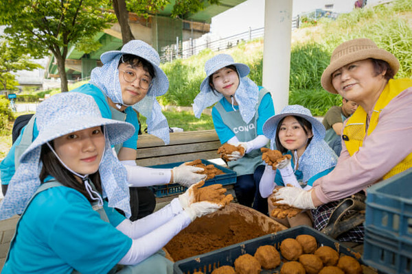 ▲코웨이 임직원들이 EM 흙공을 만들고 있다.
