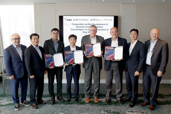 HD현대가 3일 ‘인공지능(AI) 기술을 활용해 선박 사각지대를 해소한 새로운 선박 구조 개발’에 관한 업무협약(MOU)을 체결했다. 오른쪽부터 존 맥도날드 ABS 최고운영책임자, 정기선 HD 현대 부회장, 마칼리스 판타조풀로스 LISCR 그리스 지사장, 크리스토퍼 위어니키 ABS 회장, 전승호 HD현대중공업 부사장, 박상민 HD한국조선해양 미래기술연구원 상무, 신현대 HD현대삼호 사장, 바실리어스 크로스탈리스 ABS 글로벌 영업 대표