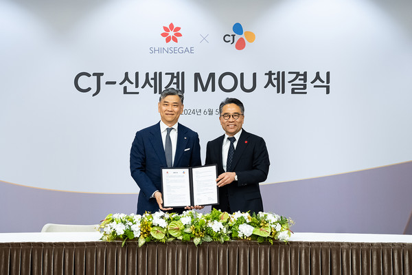 김홍기 CJ주식회사 대표(왼쪽),임영록 신세계그룹 경영전략실장