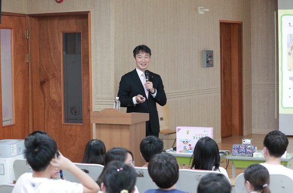 ▲ 이복현 금감원장이 지난 5일 초등학교 일일 금융교육 강사로 나섰다.