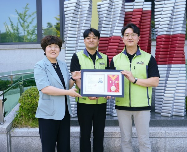 ▲강은주 대한적십자사 모금전략본부 사회협력팀장(왼쪽)과 팔도 나눔봉사단이 사진 촬영을 하고 있다