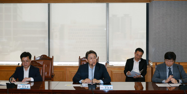 ▲권대영 금융위원회 사무처장이 5일 오후 서울 중구 은행회관에서 금융위원회, 금융감독원, 기획재정부, 국토교통부 등 관계기관 합동으로 개최한 제2차 부동산 PF 연착륙 대책 점검회의를 주재하고 있다.