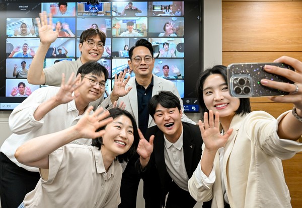 ▲방경만 KT&G 사장(오른쪽에서 세 번째)이 온라인으로 진행된 임명식에서 글로벌 주니어 커미티 1기 및 글로벌 CA 구성원들과 기념사진을 촬영하고 있다.