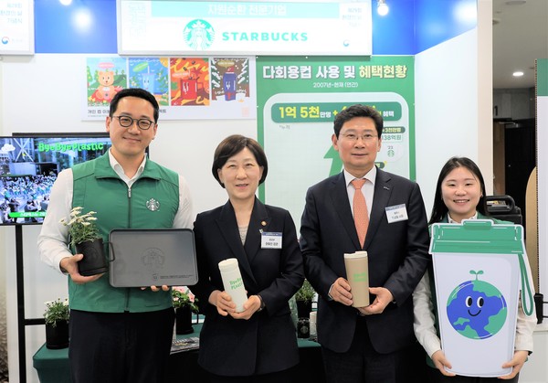 ▲환경의날 기념식에서 환경부 한화진 장관(왼쪽부터 두번째)과 이상일 용인시장(왼쪽부터 세번째)이 스타벅스 파트너들과 기념사진을 찍고 있다.