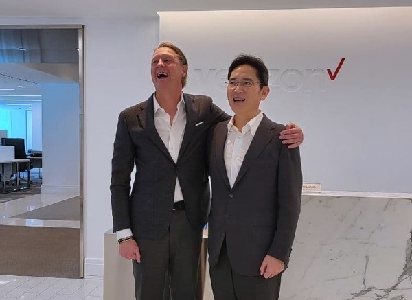 2021년 11월 이재용 당시 삼성전자 부회장이 버라이즌 본사를 방문해 한스 베스트베리 CEO와 기념촬영을 하고 있다.