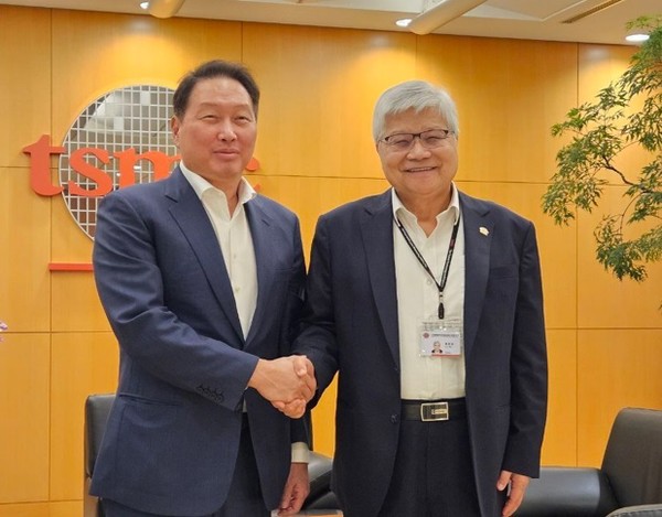 최태원 SK 그룹 회장(왼쪽)과 TSMC 웨이저자 회장