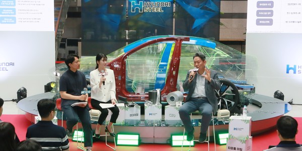 현대제철 서강현 사장(오른쪽)이 '타운홀 미팅'에서 직원들과 대화의 시간을 가지고 있다.