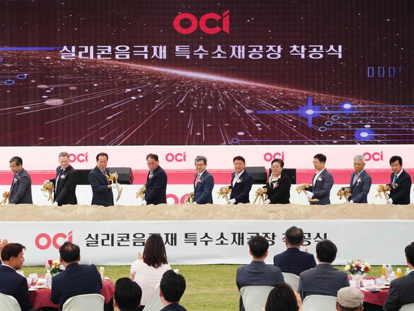 왼쪽 두 번째부터 스콧 브라운 넥세온 CEO, 김영일 군산시의회 의장, 김종훈 전라북도 경제부지사, 김유신 OCI 사장, 강임준 군산시장.