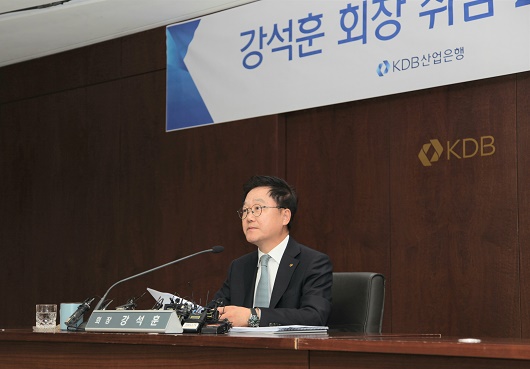 ▲ 강석훈 산업은행 회장이 11일 열린 취임 2주년 기자간담회에서 발언하고 있다.