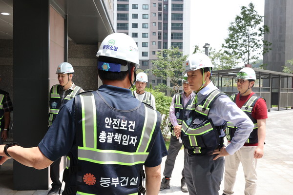 현장 안전점검을 진행 중인 윤진오 동부건설 대표