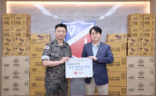 ▲위세량 롯데웰푸드 커뮤니케이션부문장(오른쪽)과 이광섭 17사단장이 위문품 전달 기념사진을 촬영하고 있다.