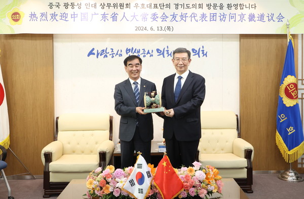 ▲염종현 의장(왼쪽)이 황닝셩 단장(오른쪽)과 기념촬영을 하고 있다.