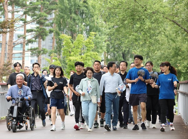 ▲김동연 지사 부부가 도민들과 함께 걸으며 이야기를 나누고 있다.
