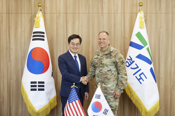 김동연 경기도지사(왼쪽), 크리스토퍼 라니브 신임 미8군사령관