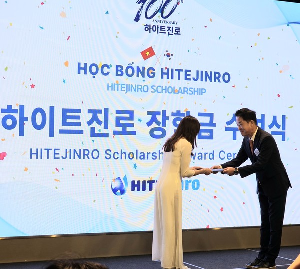 ▲하이트진로 장인섭 전무가 베트남 학생에게 장학금을 전달하고 있다