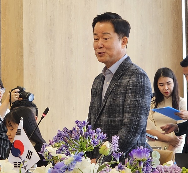 ▲장인섭 하이트진로 전무가 베트남 공장 건립 설명회에서 인사말을 하고 있다