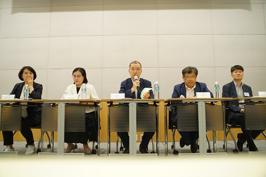 ▲ 18일에 열린 '2024 소비자금융포럼'에서 지정 토론자들이 토론을 진행하고 있다.
