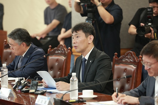 ▲ 이복현 금융감독원장이 19일 오전에 열린 은행장 간담회에서 발언하고 있다.