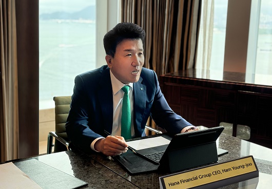 ▲ 함영주 하나금융그룹 회장이 지난 18일 홍콩에서 글로벌 투자자들과 만나 그룹의 기업가치 제고 전략 및 주주가치 증대 방안을 직접 설명하고 있다.