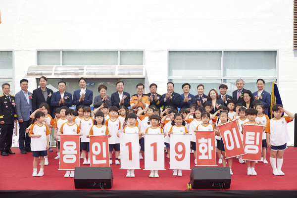 김동연 경기도지사와 국회의원, 도의원, 소방동요대회 수상 어린이들이 기념촬영을 하고 있다.