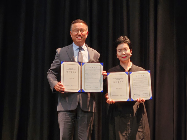 ▲지난 19일 대전 동구 선샤인호텔에서 열린 ‘영유아 올바른 식습관 형성’ 협약식에서 풀무원푸드머스 천영훈 대표(왼쪽)와 한국사회복지법인어린이집 연합회 임진숙 회장이 협약서 서명 후 기념사진을 찍고 있다