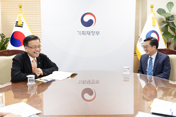 최상목 경제부총리(왼쪽), 김동연 경기도지사