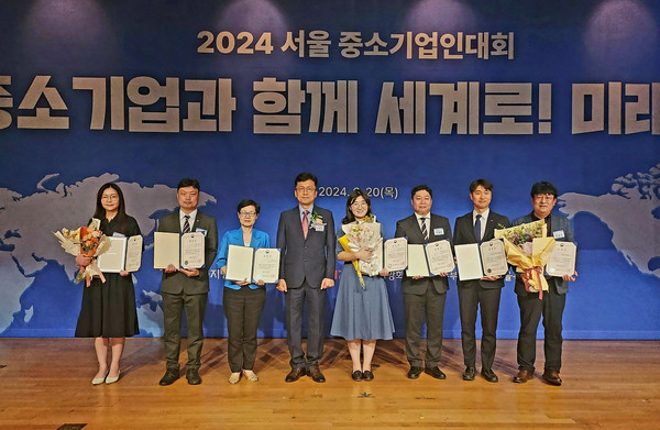 ▲지난 20일 중소기업DMC타워에서 열린 2024 서울 중소기업인 대회에서 롯데GRS 경영지원부문 이승주 상무(오른쪽)가 중소벤처기업부장관 표창 수상 후 단체 기념 촬영을 하고 있다