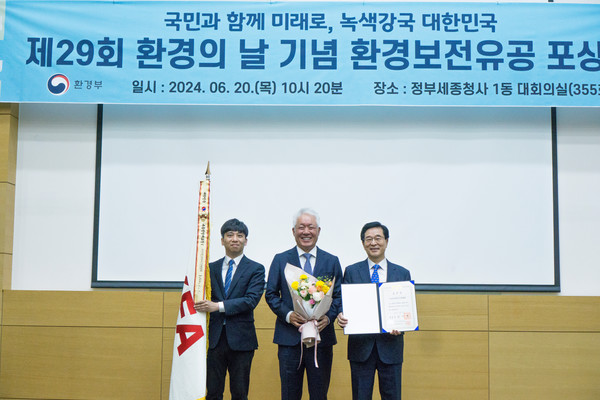 ▲ 지난 20일 열린 제29회 환경의 날 기념 환경보전유공 포상식에서 정현식 한국프랜차이즈산업협회장(가운데)과 강석우 상근부회장(오른쪽)이 기념사진을 찍고 있다