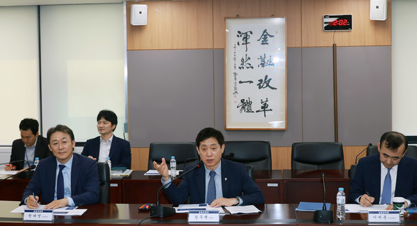▲김주현 금융위원장이 25일 오후 서울 종로구 정부서울청사에서 열린 가상자산사업자 간담회에서 가상자산이용자 보호법 준비상황 등을 점검하고, 가상자산시장의 건전한 시장질서 확립 방안 등을 논의했다.