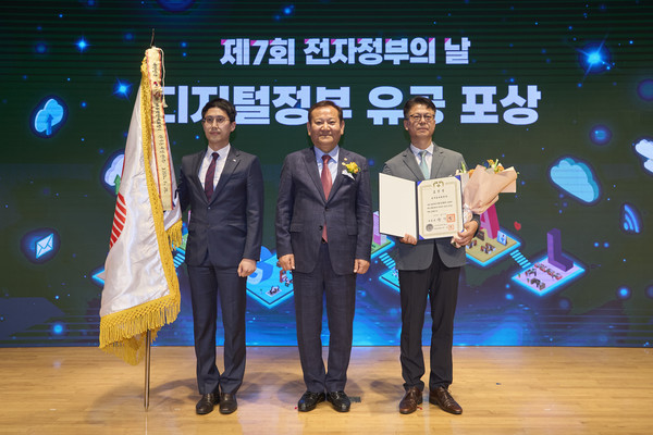 이상민 행정안전부 장관(가운데), 김승현 동서발전 정보보안처장(오른쪽)