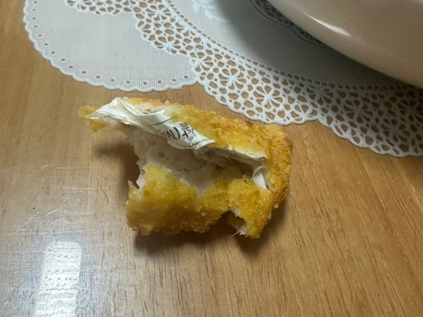 ▲ 닭고기과 튀김옷 사이에 비닐 재질의 스티커가 들어있다.