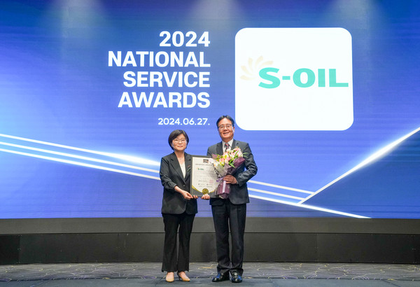 ▲(왼쪽부터)서울과학종합대학원 교수 하수경 심사위원장, S-OIL 이영호 영업전략부문장