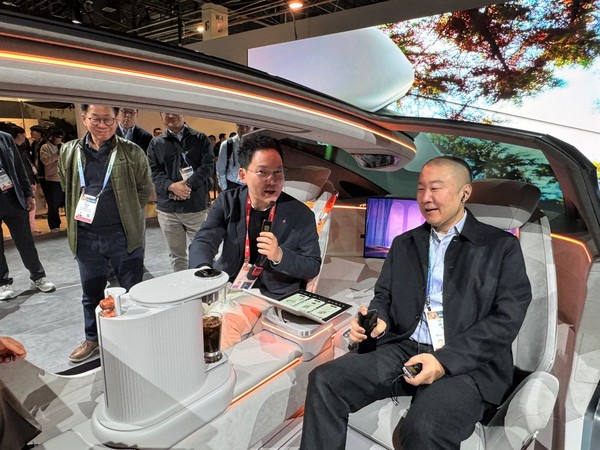 구자은 LS그룹 회장(오른쪽)이 CES 2024의 LG전자 부스에서 미래 모빌리티 콘셉트 '알파블'에 대한 설명을 듣고 있다.