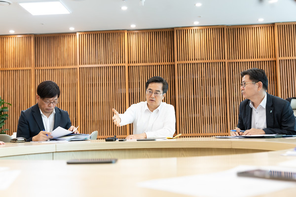 김동연 경기도지사(가운데)