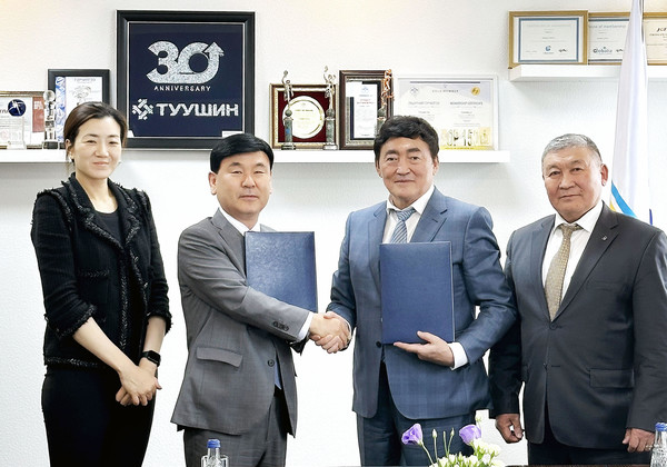 ▲한진 조현민 사장(왼쪽부터), 노삼석 사장, 몽골 투신그룹 저릭트 남스라이자브(ZORIGT NAMSRAIJAV) 사장