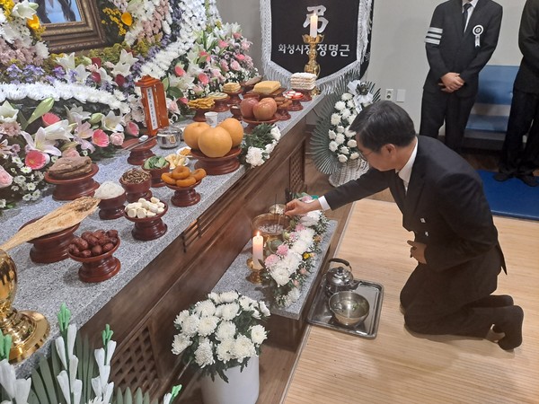 ▲김동연 경기도지사가 29일 화성 공장화재사고 희생자 빈소를 찾아 조문하고 유가족들과 45분간 대화를 나눴다.