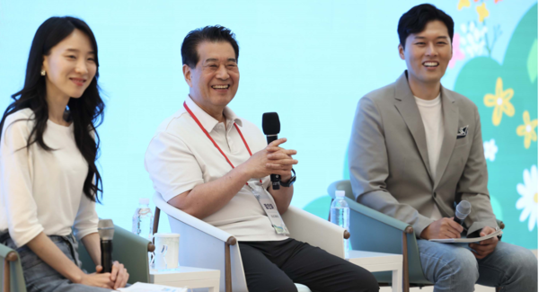 ▲1일 포항에서 열린 타운홀미팅에 참석한 포스코그룹 장인화 회장(가운데)이 직원들의 의견에 밝은 미소로 화답하고 있다.