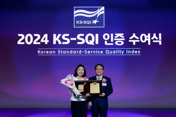 ▲최영아 SK브로드밴드 고객가치혁신담당(왼쪽)과 강명수 한국표준협회 회장이 기념사진을 촬영하고 있다
