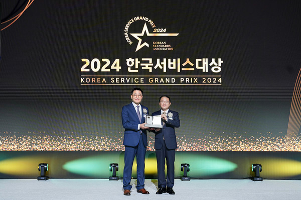 롯데건설 이부용 주택사업본부장(왼쪽)이 ‘2024 한국서비스대상 시상식’에서 수상 후 기념 촬영을 하고 있다.