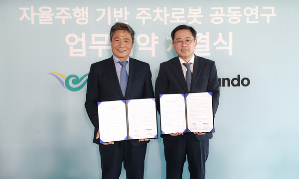 ▲HL만도 조성현 부회장(오른쪽), 인천국제공항공사 이학재 사장(왼쪽)이 업무협약 체결 후 기념촬영을 하고 있다