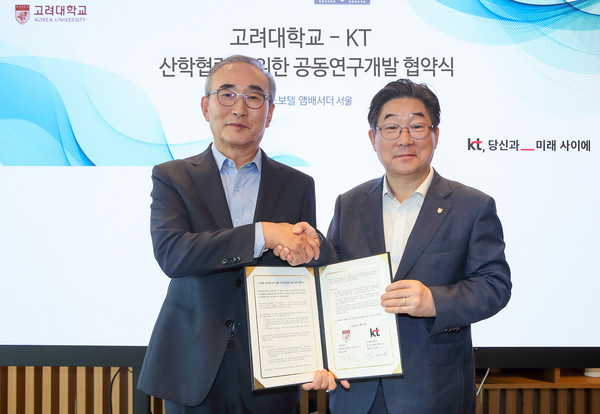 ▲김영섭 KT 대표(왼쪽)가 김동원 고려대학교 총장(오른쪽)과 업무협약 후 기념촬영을 하고 있다.