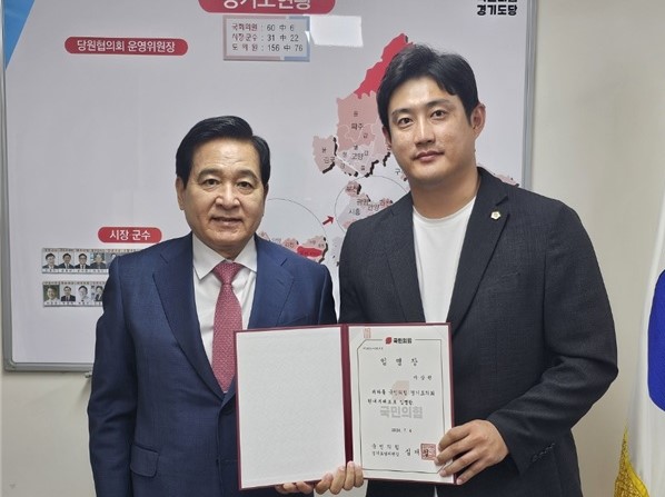 ▲심재철 경기도당위원장(왼쪽)과 이상원 경기도의원(오른쪽)이 기념촬영을 하고 있다.
