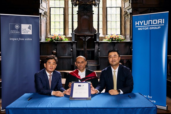 왼쪽부터 HMG경영연구원장 김견 부사장, 옥스포드 대학 경영대 수미트라 두타 학장, GSO본부장 김흥수 부사장