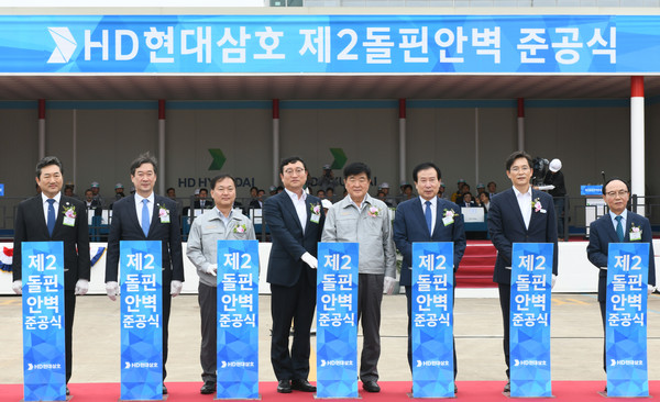 왼쪽 네번째부터 오른쪽으로 명창환 전남도 부지사, 권오갑 HD현대 회장, 박홍률 목포시장, 우승희 영암군수