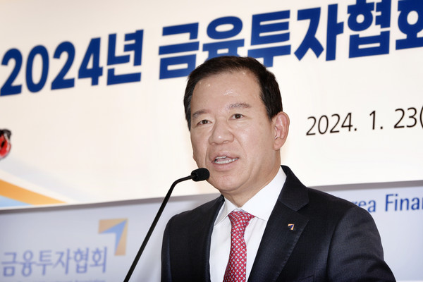 ▲서유석 금융투자협회장은 지난 1월 신년 기자간담회에서 공모펀드 경쟁력 제고 및 활성화를 위해 지수 연동조건이 없는 기존 공모펀드의 상장 거래를 추진하겠다고 말했다. [출처-금융투자협회]