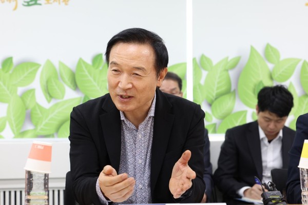 ▲임태희 교육감이 현장방문형 회의에 참석한 모습.
