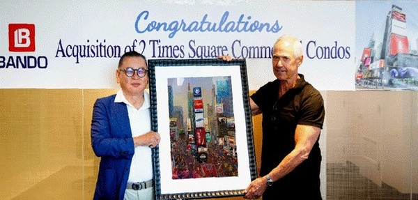 반도 권홍사회장이 매도자 Sherwood Equities의 Jeff Katz 회장과 매매계약절차 종결 후 기념촬영을 하고 있다.