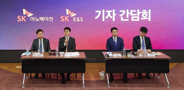 ▲왼쪽부터 강동수 SK이노베이션 전략·재무부문장, 박상규 SK이노베이션 대표, 추형욱 SK E&S 대표, 서건기 SK E&S 재무부문장