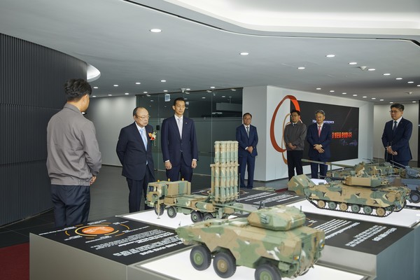 지난 5월 한화에어로스페이스 방산부문 창원사업장을 찾은 김승연 한화그룹 회장(왼쪽 두 번째)과 김동관 부회장(세 번째)