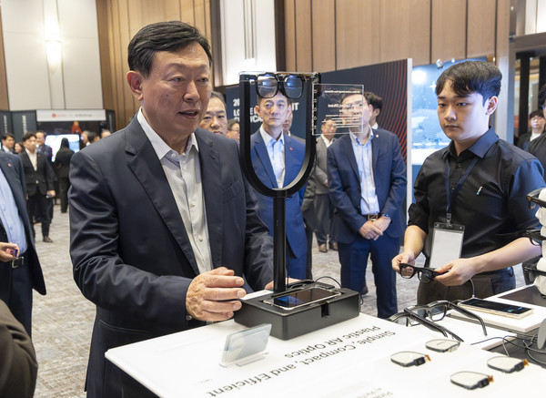2024 롯데 인베스트먼트 쇼케이스에서 신동빈 롯데 회장이 고해상도 AR용 글래스 생산 스타트업 '레티널'의 기술 설명을 듣고 있다.